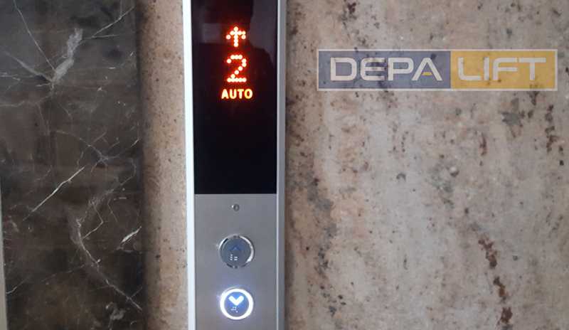 Bảng điều khiển tại sảnh thang máy