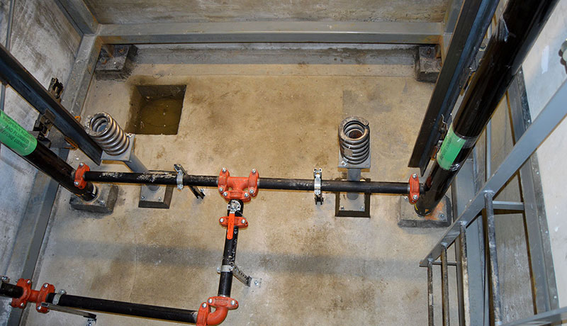 Hố pit thang máy cao để lắp giảm chấn thang máy và các thiết bị khác